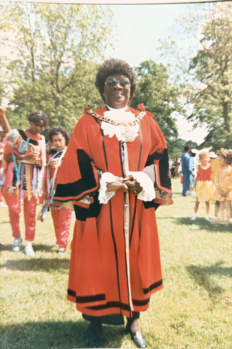 Mambu wearing Lord Mayor's robes in the park